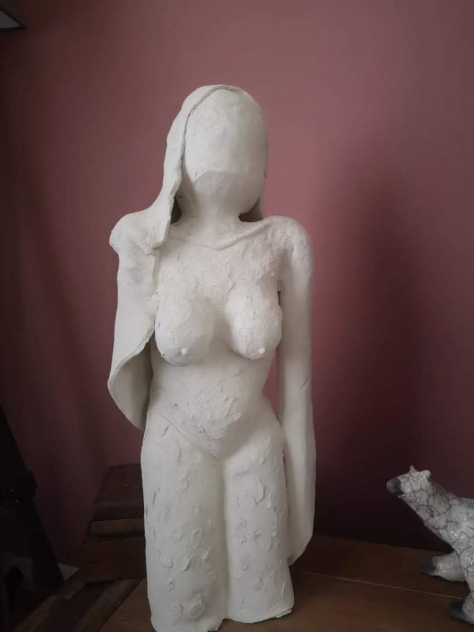 Portrait féminin en poterie.